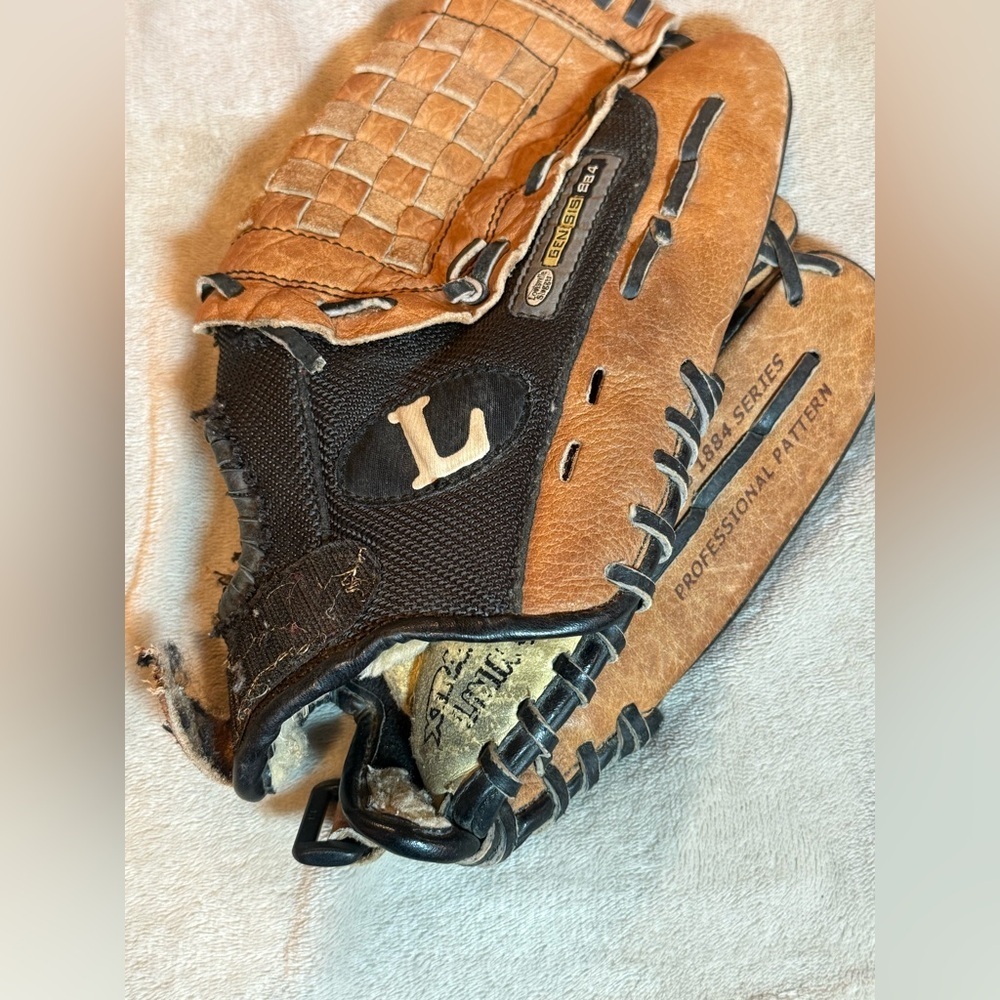 Louisville‎ Slugger Leather Baseball Glove with Black Nylon Accents Youth 11”
